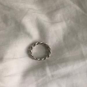Silver ring, kommer inte ihåg vart den kommer ifrån tyvärr, säljer för att den bara ligger hemma, använder den It länge 