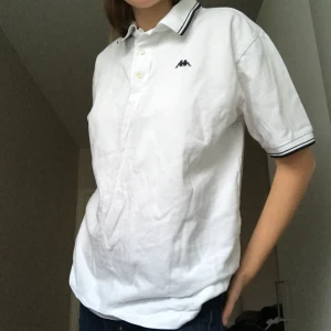 Piké Kappa - Säljer denna pikén från Kappa som är i bra skick. Frakten ligger på 44 kr eller mötas upp i sthlm <3