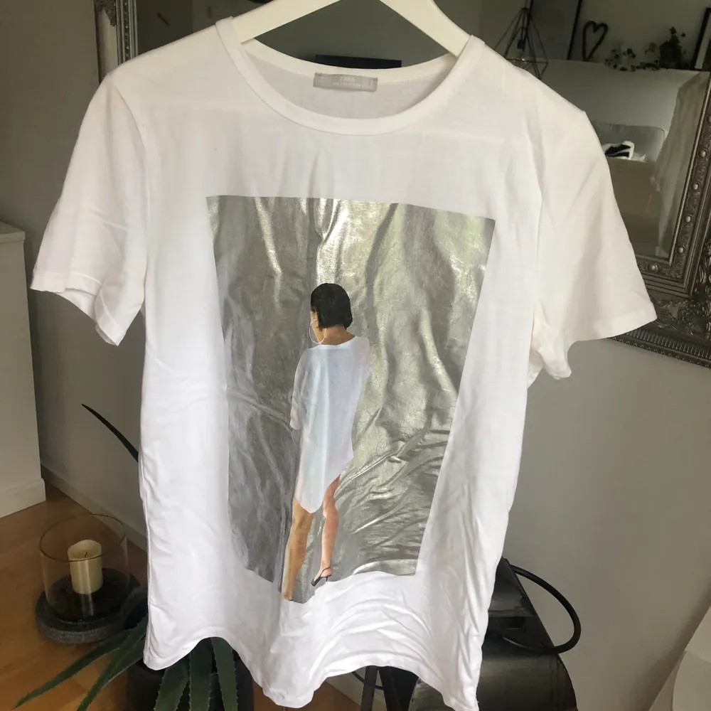 Snygg T-shirt med skimrigt tryck från Zara. Storlek S men lite oversized. Endast använd en gång. . T-shirts.