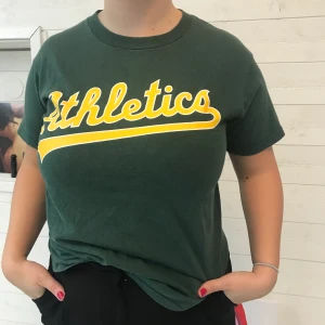 Vintage t-shirt - Grön t-shirt köpt på Beyonce Retro. På framsidan står det ”Athletics” och på ryggen ”CROSBY 7”🤍  Storlek M men passar mindre storlekar för mer oversized! Frakt tillkommer.