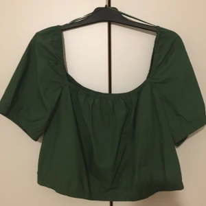 Puffärmad grön top | Oanvänd | XL - En puffärmad grön top från hm! Aldrig använd och också därför inget trasigt. XL men kanske lite liten i storlek! 50 kr, köparen står för frakt