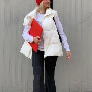 oversized väst - skitcool oversized väst från zara!🤍🤍 endast använd en gång! passar alla storlekar beroende på hur man vill den ska sitta! (ps inte min bild)🤍🤍✨✨