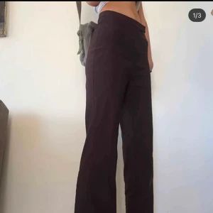 Bruna kostymbyxor - Rakmodell, bruna. Inte mina bilder köpte här på Plick eftersom dem va lite korta (enligt mig) som är 166cm❤️