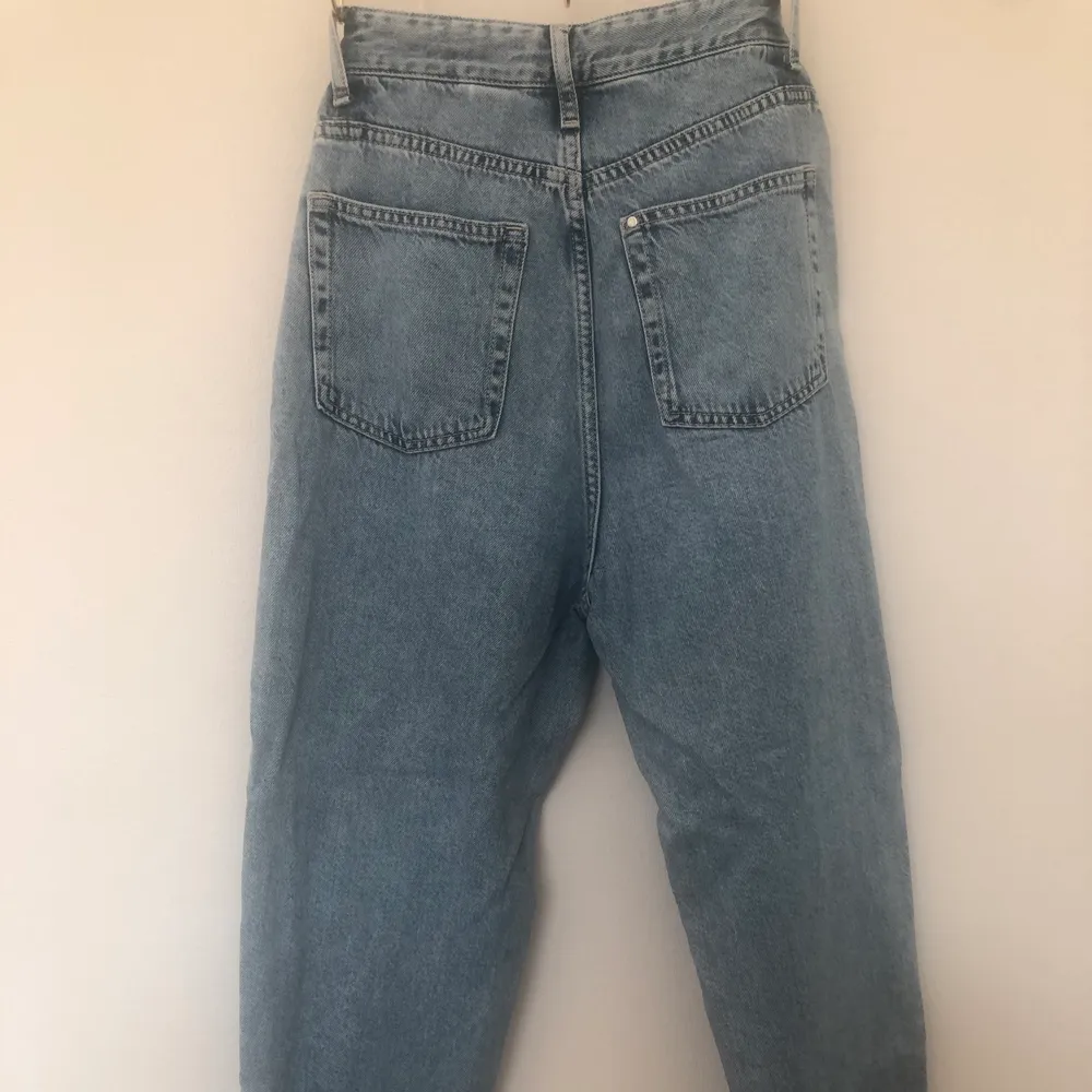 Mom jeans från H&M väldigt finna och väldigt bra kvalitet. Storlek 34. Jeans & Byxor.