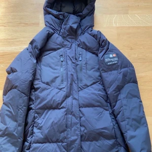 Sail racing -  Svart Sail racing jacka köpt för 4000kr i storlek S. Använt ett fåtal gånger men ser helt ny ut