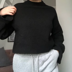 Stockad tröja från Nakd💕 - Jätte mysig tröja från Nakd! Lite kortare i modellen vilken gör att midjan framhävs fint. Även lite vidare ärmar. Använd 3-5 gånger och i super fint skick. Är i storlek XXS men skulle säga att den passar upptill  S Ny pris 349kr Mitt pris 90kr+frakt💕