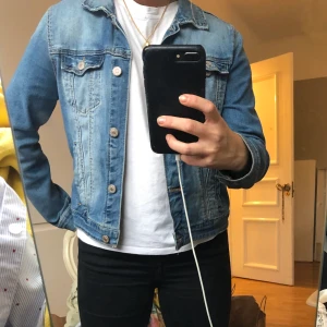 Jeansjacka  - Jättesnygg jeansjacka från Zara. Köpt för 350 kr, säljer för 100 kr. Väldigt bra skick, knappt använd.