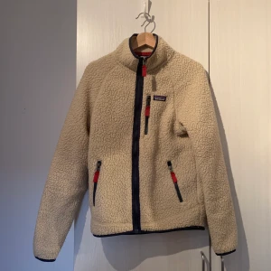 Patagonia Retro Pile Jacket El Cap Khaki fleecetröja  - En mysig patagonia fleecetröja perfekt om man är mycket frusen, är välanvänd men fortfarande i bra skick! Nypris 1500kr säljer för 750kr inkl frakt🙌🏼🖤
