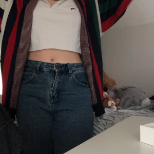 Blåa mom jeans - superfina mörkblå momjeans med lite slitningar på sömmarna. Sparsamt använd men passet inte riktigt med mina andra kläder lol jag är 163 cm och de går till mitt på ankeln ungefär!!