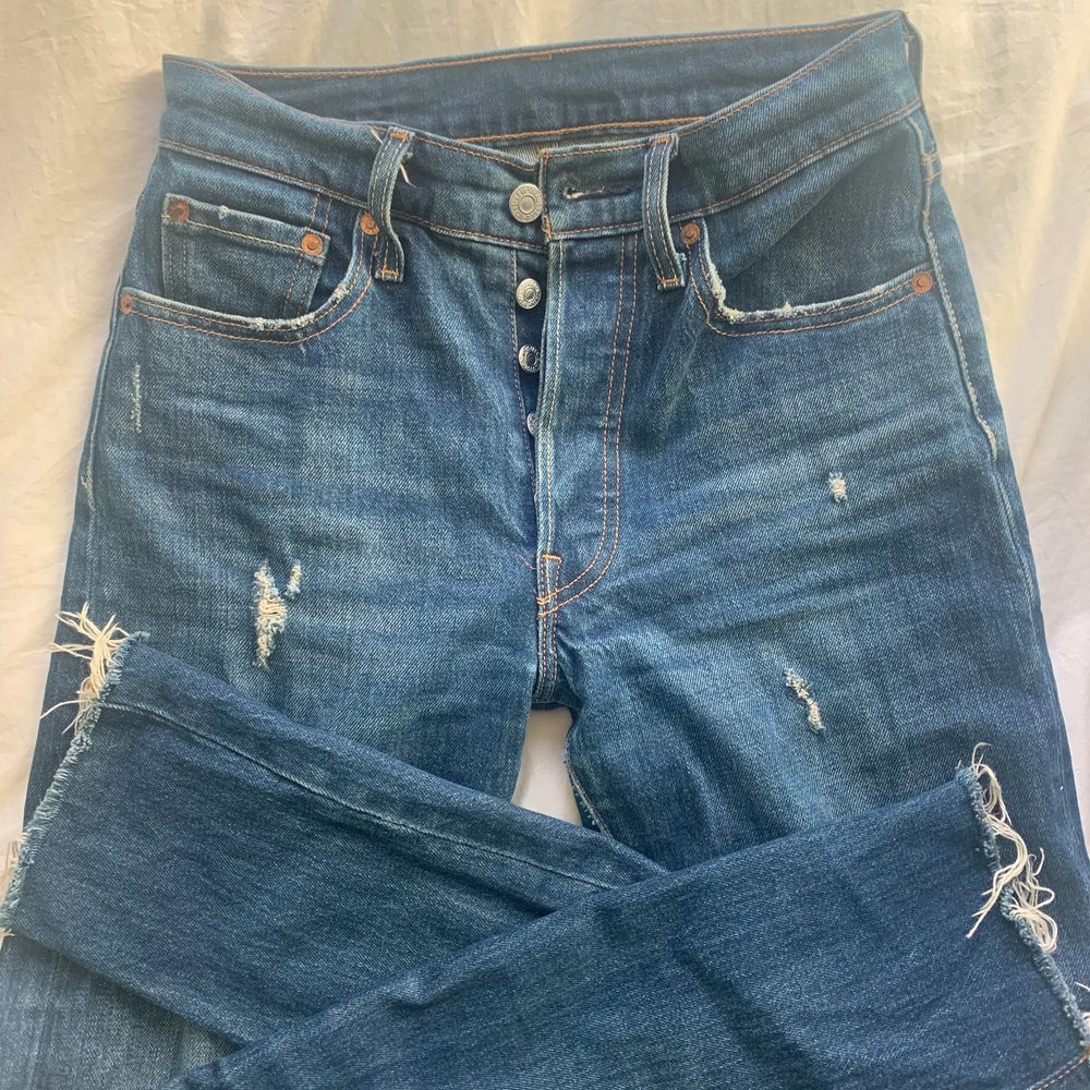 Levis jeans köpta på forever 21 i New York i en dunder fin mörkblå färg med diskreta slitningar på framsidan. De är 501 skinny modellen i W24 L30 skulle säga att dem passar er som vanligtvis har S. Köparen står för frakt. Pris kan diskuteras🥰 . Jeans & Byxor.