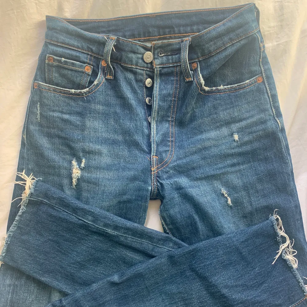 Levis jeans köpta på forever 21 i New York i en dunder fin mörkblå färg med diskreta slitningar på framsidan. De är 501 skinny modellen i W24 L30 skulle säga att dem passar er som vanligtvis har S. Köparen står för frakt. Pris kan diskuteras🥰  . Jeans & Byxor.