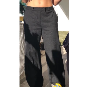 Straitleg kostymbyxor - Skitsnygga kostymbyxor, säljes pga för stora. En aning långa för mig och jag är 164. I bra skick knappt använda 💞 Köparen står för frakt.