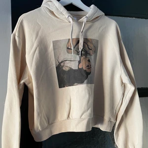 Hoodie  - Hoodie från Ariana Grandes kollektion för HM. Sparsamt använd. Kort i modellen. 