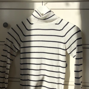Randig polotröja strl xs - Superfin randig polotröja i strl xs, perfekt nu till hösten 🍂🌟jättebra skick, använd högst 3 gånger. Säljer för 140kr + frakt🧡