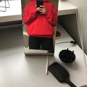 Röd bikbok hoodie - Jättemysig och snygg röd hoodie från bikbok. Köpt för 300 kr, säljer för 100 kr. 