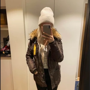 Parajumpers Denali brun - Säljer min kära PJs Denali pga.ny jacka. Den är i helt fläckfritt skick, superfin. Brun strl small.  Pris 1995kr, finns i Gustavsberg men kan leverera den runt Stockholm. 