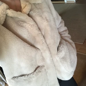 Fluffig jacka  - Fluffig jacka från hm. 150kr eller bud 