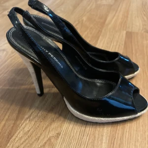 Dorothy Perkins, finsko, hög klack. - Dorothy Perkins finsko, svart, nyskick stl 35. Klack ca. 10cm.