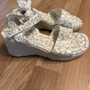 Marmelata sommarsko stl.35 - Marmelata sommarsko, låg kilklack, ej använda, nyckick