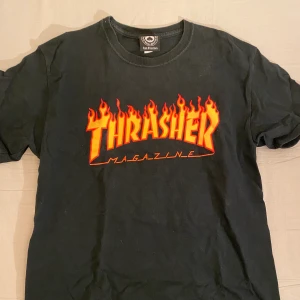 Thrasher t-shirt - En thrasher tshirt jag fick för ett par år sedan, kommer inte till användning då jag inte känner att det passar min stil. frakt tillkommer!