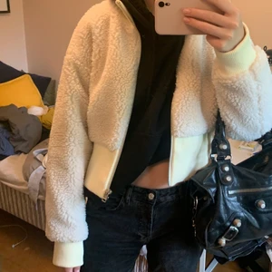 Teddyjacka - Så fin oanvänd teddyjacka perfekt nu till hösten!! Prislapp kvar och aldrig använd! Nypris: 800kr, strl M från Weekday