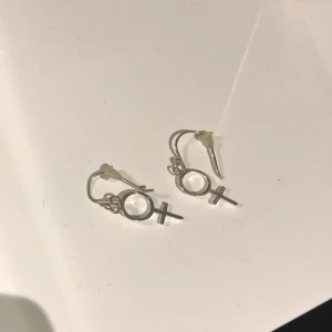 Örhängen med kvinnotecknet - Örhängen i äkta silver med venustecknet ❣️ 60kr inkl frakt