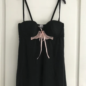 Babydoll topp - Bh topp med tyg som hänger ner, typ lite babydoll, Lingerie topp, väldigt Y2K 😍💕 Sista bilden är lånad som exempel på modellen på toppen! Fint skick, som ny 💕✨ 