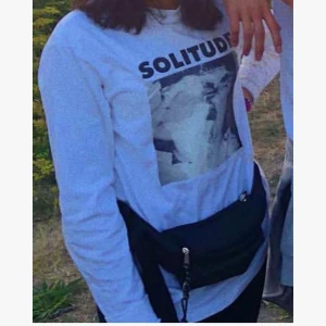 Långärmad tröja - Säljer äntligen min älskade tröja från carlings. Den är vit långärmad och lite längre än vanliga tröjor, super snygg är den. Den är i storleken XS men är oversized.