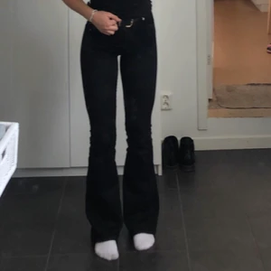 Svarta bootcut jeans  - Svarta bootcut jeans från Dr denim. Sitter snyggt på och är i bra skick. Säljer då de ej kommer till användning. Är i storlek S och längden 32. Köpare står för frakten💗