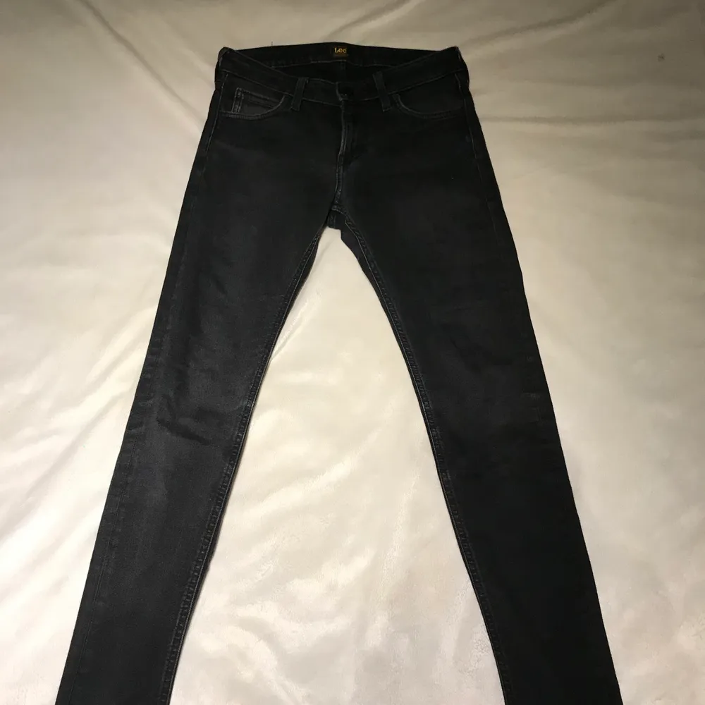 Ett par snygga svarta jeans från Lee i modellen. Är i ett fint skick och har en snygg passform . Jeans & Byxor.