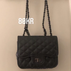 Handväska  - Aldrig använd har till och med kvar lappen. Om ni vill ha fler bilder dm:a mig<3 den har ju såklart ingen storlek men behövde skriva in:)