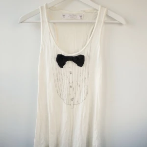  - Vitt långt linne från Zara basic med tryck (knappar) och fluga i tyg storlek s. 

Bara att fråga om ni undrar något!
Kan mötas upp på söder
Frakt 30kr