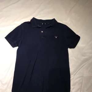 Mörkblå pikétröja från gant i stl 158-164cm (13-14år) - En fin pikétröja från Gant