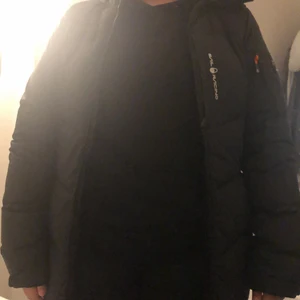 Sail Racing Jacka, storlek XL - Storlek XL , väldigt ny använt bara några gånger, håller en väldigt varm och skön jacka, priset kan även diskuteras 