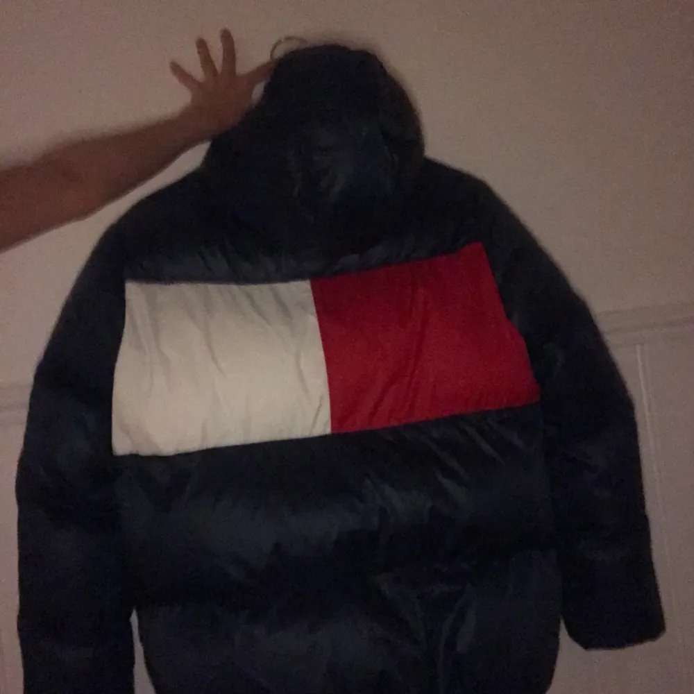 En mörk/marinblå vinter jacka från Tommy hilfiger använt den 3 på sin höjd. Så den är som ny. Säljer den för att den är lite för stor för mig men tycker den är väldigt cool 😎 ny pris 2000( . Jackor.