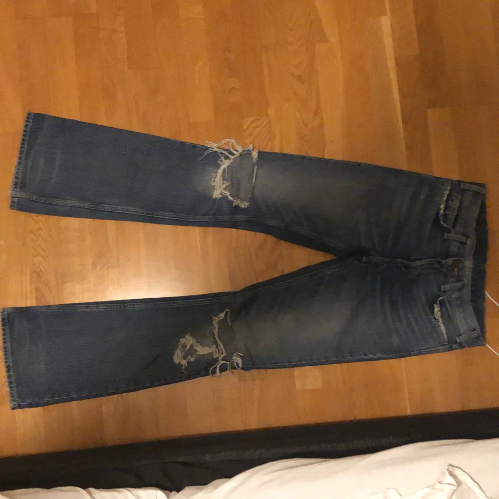 Hej säljer mina favvo jeans från Levi’s med hål på knäna som tyvärr blivit försmå:( jag är 172 cm och borde passa dig som är 170-175cm, lite små i storleken så skulle nog säga att det är mer en 24-25 än 26 i midjan. men annars hur fina som helst!!. Jeans & Byxor.