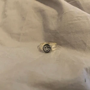 Ring - Säljer denna smiley silverring, köpt här på Plick o aldrig använd! Den är töjbar så lite reglerbar. Köpare står för frakt, kontakta vid intresse!