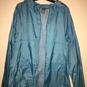 Regnjacka - Säljer min supersnygga regn jacka, använd ett par gånger men i väldigt fint skick, köparen står för frakt kan även mötas upp
