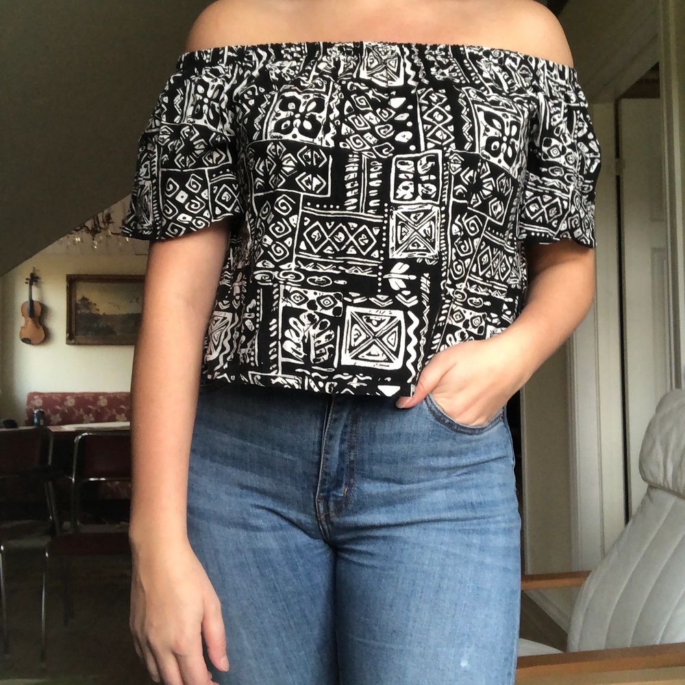 Off shoulder-topp som är snygg både nerdragen på axlarna (bild 1) och som den är (bild 2). Fint svartvitt mönster. Den är köpt på en second hand där hon som ägde butiken hade sytt lite grejer själv så den här toppen har inget märke eller storlek. Men storleksmässigt så är jag som har på mig den M men skulle säga att den definitivt passar S också. . Toppar.