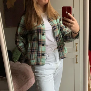 Tunn jacka från Monki - En höst/vårjacka i ett så härligt mönster med en massa färger!!💜💚🧡❤️💛💞 Från Monki och i storlek M👍🏼😍