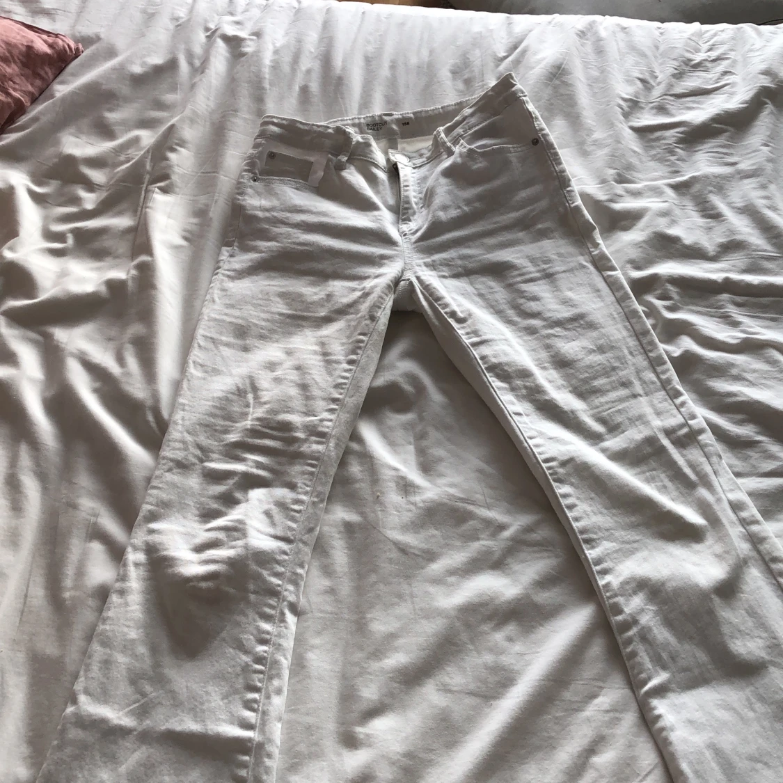 Ett par vanliga low waisted vita jeans från Cubus tror jag  - 90