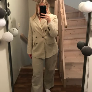 Manchester kavaj och byxor  - Ett Manchester set men både kavaj och byxor från Nakd, både plaggen är i storlek 38. Antingen köper du båda för 350. Eller så köper du antingen kavajen eller byxorna för 200kr styck. Köparen står för frakten💕 ⚠️byxorna är sålda⚠️