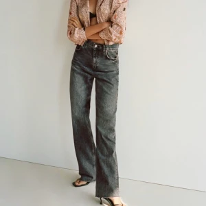 Zara jeans  - Säljer mina gråa zara jeans i storlek 38, aldrig använda endast testade!!