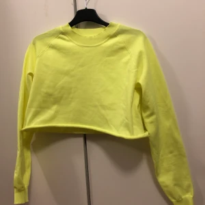 Neon Croptop - Står ingen storlek på den men sitter löst på mig som är XS, sitter säkert snyggt men lite tajtare på S/M. Färgen är neon. Använd 2 ggr. 