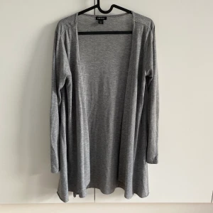 GRÅ KOFTA - supermysig grå kofta, perfekt hemma eller till skolan.