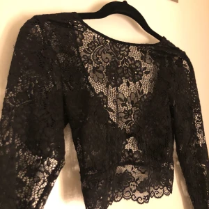 Spets tröja storlek s  - En svart spetströja med en fin öppning på ryggen, den har tyvärr aldrig kommit till användning, ❤️