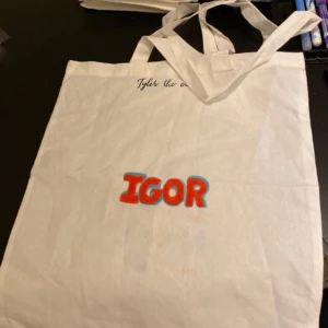 IGOR/SUNFLOWER tygkasse - Säljer en snygg och praktisk tygkasse som jag gjort själv, med tema tyler the creator och Harry Styles! har gjort en ny så denna kommer ej till användning längre💞om det blir flera intresserade blir det bud, start på 29kr🤍