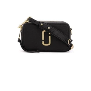 Äkta Marc Jacobs väska med extra band - Ny skick köpt för 3 månader sen tyvärr inget kvitto men man ser att den är äkta passar fint till vardags men även till fest.