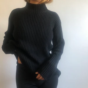 Fett snygg ribbstickad tröja  - En favorit i garderoben✨ super fint material i tjockt bomull som faller så fint! Bredare i armarn vilket får ”bootcut” stil, najs✨✨ storlek S/M ✨ frakt tillkommer eller möts upp i Stockholm C✨✨