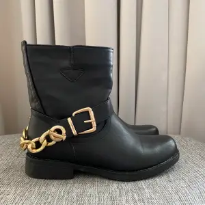 Svarta boots med guld kedja. Använda en gång 🖤🖤🖤